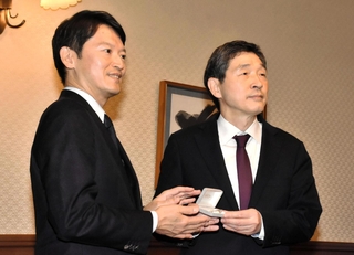 斎藤元彦知事（左）とともに、贈られた真珠のネクタイピンを手に記念写真に納まる韓国の李赫駐日大使＝２８日午前、神戸市中央区下山手通４、兵庫県公館