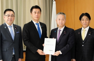 防災庁の組織体制などに関する提言書を細野豪志防災担当相（左から２人目）に手渡す日本維新の会の金子道仁参院議員（同３人目）＝東京都千代田区
