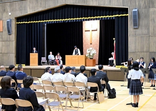 新しくなった講堂「ミカエルホール」で行われた落成式＝神戸国際大学付属高校