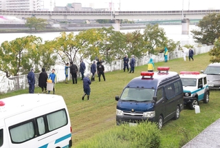 遺体が見つかった神崎川で３度目の捜索をする兵庫県警の捜査員＝３０日午後１時１５分、尼崎市戸ノ内町