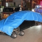 事件当時、亀谷容疑者と被害者２人が同乗していた黒色の乗用車＝３０日午後８時４分、神戸市兵庫区荒田町