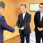 北野実議長（左）に報告書を手渡す藤田孝夫委員長（中央）、高橋充広副委員長＝兵庫県議会