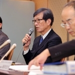 神戸市室内管弦楽団の存続について会見する神戸市民文化振興財団の服部孝司理事長（中央）ら＝１日夜、神戸市中央区楠町４、神戸文化ホール（撮影・笠原次郎）