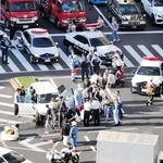 神戸国際会館前の交差点で事故処理にあたる警察官ら＝１日午後３時４６分、神戸市中央区御幸通８、フラワーロード
