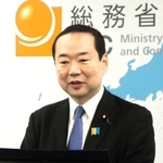閣議後会見で週刊紙報道についてコメントする藤井比早之総務相＝２日午前、総務省