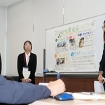 就業体験の感想や課題を発表する外国人留学生たち＝兵庫区役所
