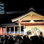 ２０１９年、明石薪能が催された移動式能舞台＝県立明石公園