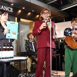 オリジナルクラフトビールを紹介するワタナベフラワーのメンバーら＝２日午後、神戸市中央区雲井通７