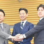 会見で写真撮影に応じる公明党の（左から）西田実仁幹事長、岡本三成代表、中野洋昌政調会長＝３日午後、東京都新宿区