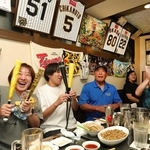 阪神の連覇が決まり、集まったファンからは歓喜の声が上がった＝３日夜、神戸市東灘区田中町１、鉄板居酒屋「猛虎」（撮影・笠原次郎）