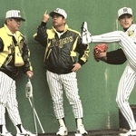 １９９９年２月、キャンプで新庄選手（右）に投球練習をさせる野村監督（左）と八木沢コーチ＝高知県安芸市