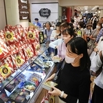 優勝記念商品が並び、にぎわう神戸阪急＝４日午前、神戸市中央区小野柄通８（撮影・丸山桃奈）