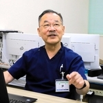 「肝臓がんの原因は半数が脂肪肝」と話す尹聖哲医師＝加古川市神野町神野、兵庫県立加古川医療センター