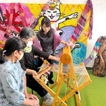 さをり織りを体験する参加者たち。仮設団地の集会所が会場となった＝石川県穴水町由比ケ丘（東山さん提供）
