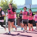 タイムを記したビブスを身に着け、神戸マラソンに向けて感触を確かめるペースセッター＝みなとのもり公園