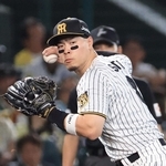 試合中、ミズノのグラブでプレーする阪神の佐藤輝明内野手＝いずれも西宮市の甲子園球場（撮影・丸山桃奈）