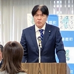 議員報酬10万円引き上げの必要性について報告する播磨町議会の神吉史久・特別委員長＝兵庫県播磨町東本荘１、同町議会臨時議場