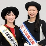 広島をＰＲする広島観光親善大使の藤賀藍水さん（右）と観光アシスタント広島きんさいとの柳柚娜さん＝神戸新聞社