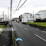 川端康成が祖父母と暮らした家近くの道。川端が通った学校へと続く＝大阪府茨木市