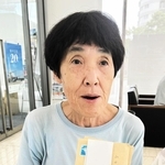 空襲犠牲者の遺族に宛てた手紙を手に語る「神戸空襲を記録する会」の小城智子事務局長＝神戸市中央区