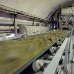 土砂を運ぶベルトコンベヤー＝２００４年３月、神戸市西区