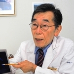 「日本では早期の外科手術で救えている症例が、ラオスでは見過ごされ死に至っている」と話す窪田昭男医師＝大阪市中央区