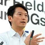 定例会見で見解を述べる兵庫県の斎藤元彦知事＝７日午後、県庁