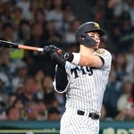 史上９人目の三冠王に輝いた阪神タイガースの佐藤輝明内野手＝甲子園球場（撮影・丸山桃奈）