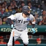 ６日の広島戦で先制適時打を放つ阪神・佐藤輝明＝甲子園球場