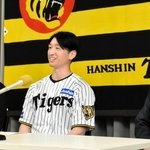 野球教室開催について会見する（右から）阪神の嶌村聡球団本部長、近本光司外野手、ＬＩＮＫ　ＵＰの石井僚介代表理事＝８日午後、西宮市の球団事務所