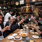 村上春樹さんの来年の受賞を期待して乾杯するファンら＝８日夜、神戸市中央区中山手通２、ピノッキオ（撮影・風斗雅博）