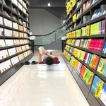本棚の間で寝ながら読書する参加者＝２０１７年１１月、丸善名古屋本店（丸善ジュンク堂提供）
