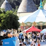 閉園が決まり、多くの来園者でにぎわう「淡路ワールドパークＯＮＯＫＯＲＯ」＝淡路市塩田新島