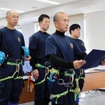 発隊式で決意を述べる南但馬署山岳パトロール隊の４人＝南但馬署