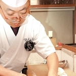 ハモの７枚おろしを披露する中嶋建二さん＝姫路市魚町、白雲まこと