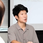阪神・淡路大震災で母親と弟を亡くした経験をメンバーに語る長谷川元気さん＝神戸市中央区