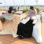 万博会場から移設されたオオカミ型ベンチ。現在は関西空港で展示されている＝６月、大阪（伊丹）空港