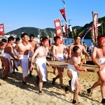 浜辺で伝統のバタカケを披露する氏子ら＝１１日午後、赤穂市坂越（撮影・中西幸大）