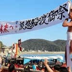 ふんどし姿の男衆が担いだ「バタ板」の上で、船祭りの発展を願って横断幕を披露した氏子たち＝１１日午後、赤穂市坂越（撮影・桑名良典）