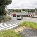 全国で人身事故が最多だった県道合流地点＝９月１１日午前、神戸市西区糀台６