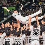 セ・リーグ連覇後、甲子園球場に戻って選手らに胴上げされる阪神タイガースの藤川球児監督＝６日、西宮市