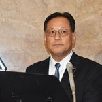 議員会館での政治資金パーティー開催について釈明する関芳弘文部科学相＝１３日午前、国会内
