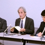 控訴審の弁論を終え、会見する堤敏さん（中央）＝１３日午後、大阪市北区