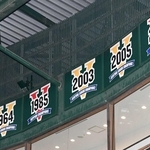 優勝パネルが設置されている甲子園球場。１リーグ時代の優勝年の表示はない＝２０２３年１１月、西宮市