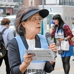 過労死等防止対策推進シンポジウムへの参加を呼び掛ける西垣迪世さんら＝１４日午後、神戸市中央区