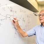 家族の移り変わりを解説する早稲田大の池岡義孝名誉教授＝東京都新宿区戸塚町１