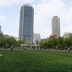 芝生が広がる神戸・東遊園地＝神戸市中央区加納町６