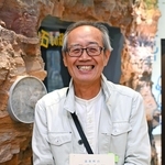 化石発見当時の様子を振り返る馬場正男さん＝１５日午前、兵庫県新温泉町千谷、おもしろ昆虫化石館