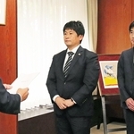 姫路市の清元秀泰市長（左）に調査報告書を提出した市いじめ問題再調査委員会の委員＝１６日午後、姫路市役所（撮影・真鍋　愛）