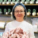 質の良い動物の骨でボーンブロスを製造する石本雅代さん＝西宮市甲子園網引町